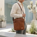 Manos libres Unisex 1 sofisticado bolso de manos libres unisex en un vibrante tono marrón tostado, exhibido de manera premium. El bolso, de forma rectangular estructurada, está confeccionado en cuero curtido de alta calidad, con un acabado texturizado y mate.